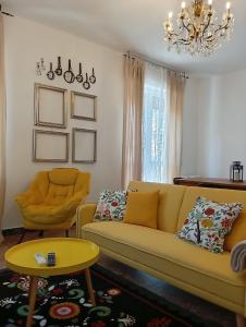 a living room with a yellow couch and a table at Ca 'Romanel in Garda