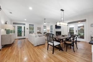 Un comedor y una sala de estar con mesa y sillas. en Restful Ridge, en Santa Rosa Beach