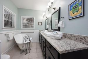 Un baño con bañera, lavabo y bañera. en Restful Ridge, en Santa Rosa Beach 27 fotos más