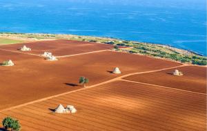 eine Luftansicht eines Feldes mit Kuppeln und dem Meer in der Unterkunft Tea Tree Apartments 2 in Castellana Grotte + 18 Fotos
