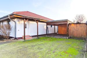 a house with a gate and a fence at Ferienwohnung Franke 1 3 in Zinnowitz