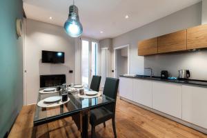 科莫Hidden Lodge - by MyHomeInComo的厨房兼餐厅，配有桌椅