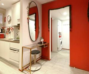 A kitchen or kitchenette at Appartamento Rosso a Milano, vicino allo IEO