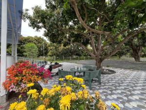 un groupe de personnes assises autour d'une table et de fleurs dans l'établissement Casa Mango 1, à Cam Lâm