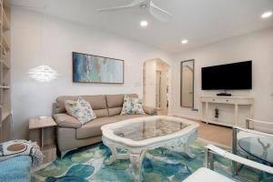 Televisyen dan/atau pusat hiburan di Adorable 2BR Hot Tub Close to Attractions