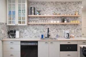Dapur atau dapur kecil di Adorable 2BR Hot Tub Close to Attractions