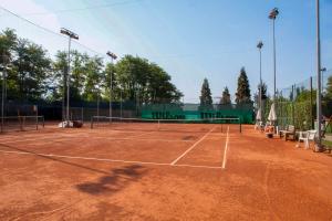 een tennisbaan met een net op een kleibaan bij Residenz La Selva in Ghiffa