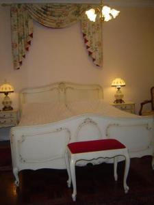 białe łóżko z czerwoną ławką w sypialni w obiekcie Hotel Phoenix w Reykjavík