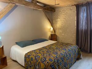 una camera da letto con un letto in una stanza di Chambre, sauna, piscine à la campagne a Léguillac de Cercles