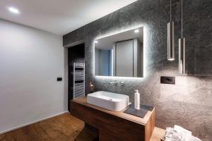 科莫Hidden Lodge - by MyHomeInComo的浴室里有洗手池和镜子 更多35张照片