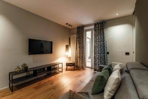 科莫Hidden Lodge - by MyHomeInComo的配有沙发和平板电视的客厅