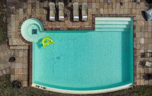eine Draufsicht auf ein Schwimmbad in der Unterkunft Stunning Home In Montelupo Fiorentino in Montelupo Fiorentino + 16 Fotos