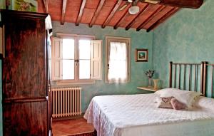 ein Schlafzimmer mit einem Bett in einem Zimmer mit grünen Wänden in der Unterkunft Stunning Home In Montelupo Fiorentino in Montelupo Fiorentino