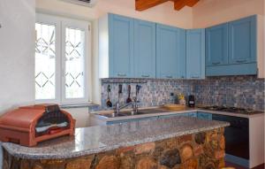 Nhà bếp/bếp nhỏ tại 4 Bedroom Lovely Home In Ricadi