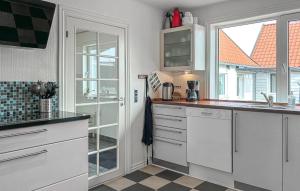 una cucina con mobili bianchi e una grande finestra di Gorgeous Home In Thisted With Wifi a Thisted