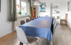 una sala da pranzo con tavolo e sedie blu di Gorgeous Home In Thisted With Wifi a Thisted