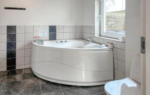Bagno di Gorgeous Home In Thisted With Wifi