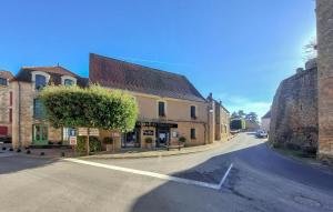 an empty street in a small town with buildings at Awesome Home In Val De Louyre Et Caude in Saint-Alvère +18 photos