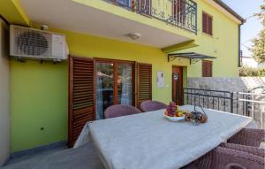 ein Tisch mit einer Obstschale auf einem Balkon in der Unterkunft 3 Bedroom Gorgeous Home In Kremena in Kremena