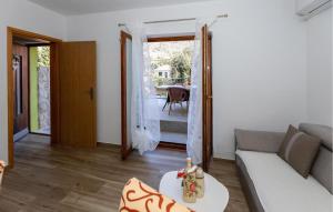 ein Wohnzimmer mit Sofa und Tisch in der Unterkunft 3 Bedroom Gorgeous Home In Kremena in Kremena