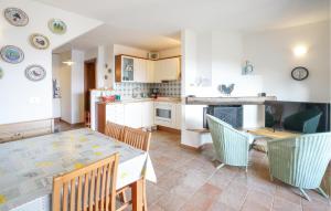 Η κουζίνα ή μικρή κουζίνα στο 3 Bedroom Nice Home In Tavarone