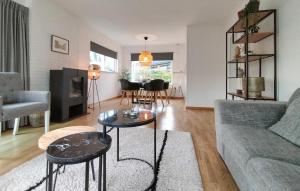 ein Wohnzimmer mit Sofa und Tisch in der Unterkunft 2 Bedroom Nice Home In Oostkapelle in Oostkapelle