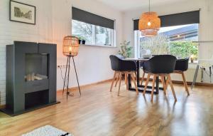ein Wohnzimmer mit Tisch und Kamin in der Unterkunft 2 Bedroom Nice Home In Oostkapelle in Oostkapelle
