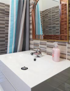 Kúpeľňa v ubytovaní Green Thea Apartment / Free Parking + 13 fotografií