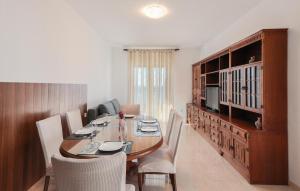 Χώρος καθιστικού στο Stunning Apartment In Podstrana