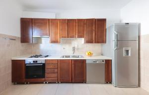 Η κουζίνα ή μικρή κουζίνα στο Stunning Apartment In Podstrana +10 φωτογραφίες