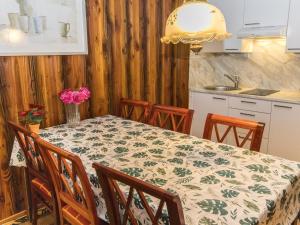 ein Esszimmer mit Tisch und Stühlen und eine Küche in der Unterkunft Holiday Home Kylpylä-hotelli- room 448 by Interhome in Ikaalinen