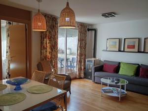 a living room with a couch and a table at Apartamentos el Camino in Villafranca del Bierzo