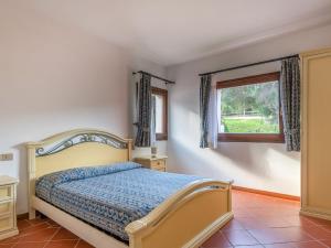 a bedroom with a bed and a window at Apartment Country Village Sea VIllas by Interhome in Cuile Pazzoni