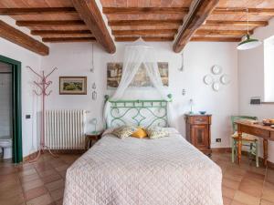 Ένα ή περισσότερα κρεβάτια σε δωμάτιο στο Apartment Podere Fontemaggio - Monolocale by Interhome