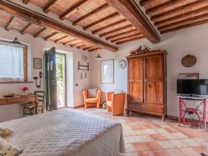 Μια τηλεόραση ή/και κέντρο ψυχαγωγίας στο Apartment Podere Fontemaggio - Monolocale by Interhome