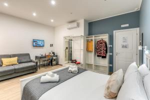 un soggiorno con un divano e un tavolo di Caravita Rooms a Napoli
