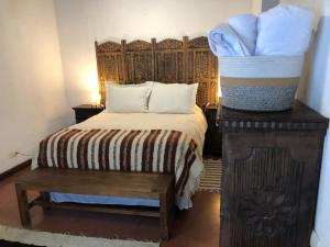 アンティグア・グアテマラにあるPoetry House Antigua Guatemalaのベッドルーム1室(ベッド1台、タオルバスケット付)