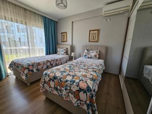 Postel nebo postele na pokoji v ubytování Deniz Manzaralı, Plaja 100 Metre, Luks Daire 4 + 32 fotografií
