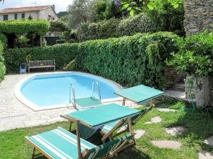 una piscina con dos tumbonas y una mesa en Holiday Home Bellissimi - DOL280 by Interhome, en Bellissimi