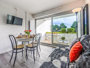 Μια τηλεόραση ή/και κέντρο ψυχαγωγίας στο Apartment Piscine et Plage by Interhome