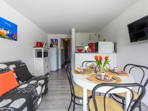 Μια τηλεόραση ή/και κέντρο ψυχαγωγίας στο Apartment Piscine et Plage by Interhome