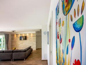 Una sala de estar con un cuadro grande en la pared. en Villa Vista sul Quarnero by Interhome, en Matulji