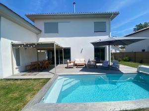 a swimming pool in front of a house at Maison à louer au pays basque in Anglet