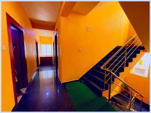 Fotografie z fotogalerie ubytování UJJAIN BUDGET HOTEL - S H R E E - R A M - K U T I - Near Mahakar Temple - River - Railway Station - Free Wi-fi- Power Backup - Perfect Location with Comfortable Room - BEST HOMESTAY IN UJJAIN v destinaci Udždžain
