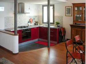 Η κουζίνα ή μικρή κουζίνα στο Holiday Home Casa Matis - IMP151 by Interhome