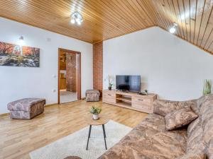 TV a/nebo společenská místnost v ubytování Apartment Maklen-1 by Interhome