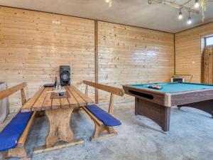 Piljardilaud majutusasutuses Apartment Maklen-1 by Interhome