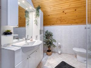 Vannituba majutusasutuses Apartment Maklen-1 by Interhome