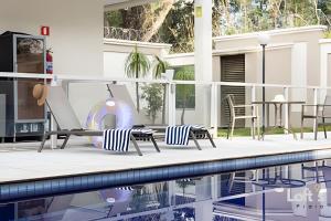 Kolam renang di atau dekat dengan LoftsPraia Apartamento zona sul perto Praia Clube Elegânce.