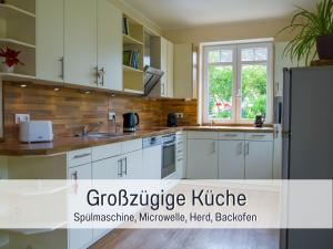 Η κουζίνα ή μικρή κουζίνα στο Dahem-Apartments - ruhig Parkplatz Rhein Main Gebiet gut erreichbar - App 1 barrierefrei mit Kamin Garten und Hund - App 2 mit Balkon